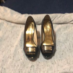 Michael kors black and gold heels